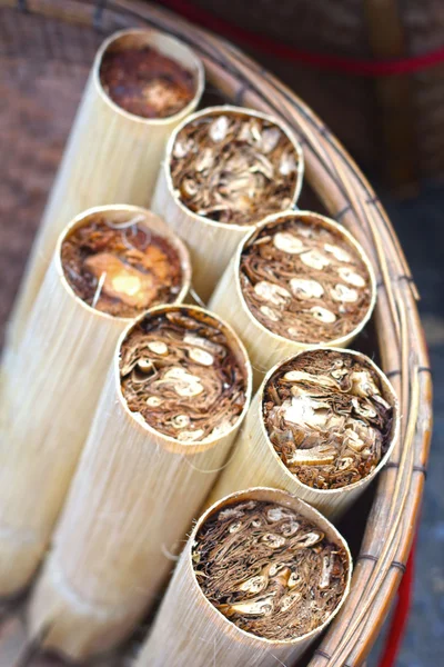 Lepkavá rýže, pečené v bambusu — Stock fotografie