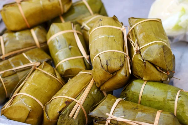 Klebriger Reis in Bananenblätter gewickelt - Dessert Thailand. — Stockfoto