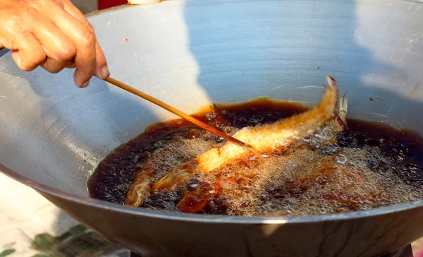 Poulet frit au marché asiatique nourriture — Photo