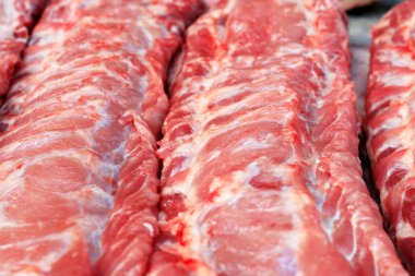 çizgili domuz - pazarda dokulu 