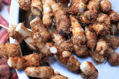 pişmiş şiş piyasada taro.