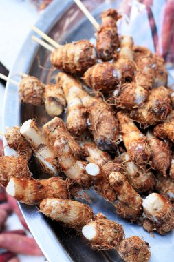 pişmiş şiş piyasada taro.