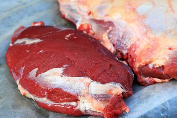 Syrové hovězí maso na trhu — Stock fotografie