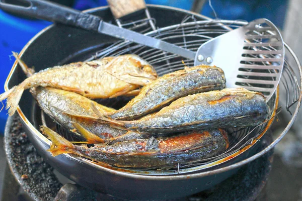 Smażone makreli na rynku — Zdjęcie stockowe
