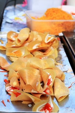 Taylandlı çıtır gözleme - kremalı krep ve altın yumurta 
