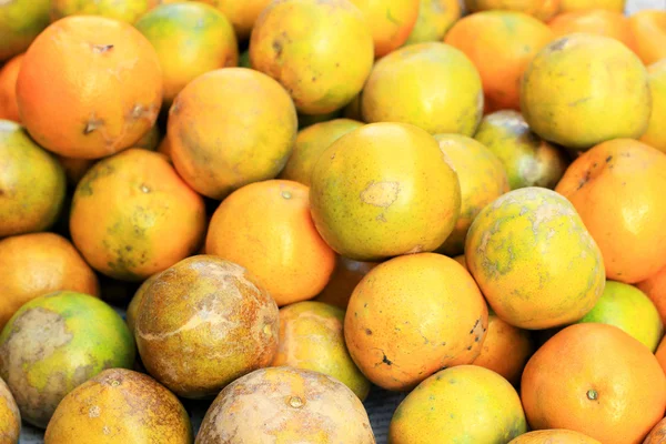 オレンジ色の果物市場で — ストック写真