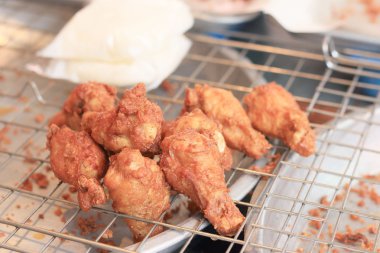 Kızarmış tavuğu yakın.