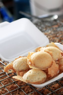 Hindistan cevizi sütü karıştırın şeker ve un. -nazik bir Tay sweetmeat