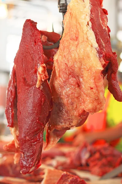 Carne fresca en el mercado — Foto de Stock