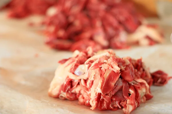 Čerstvé maso na trhu — Stock fotografie
