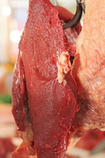 Carne fresca en el mercado — Foto de Stock