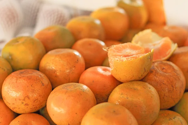 Frutas de naranja en el mercado — Foto de Stock