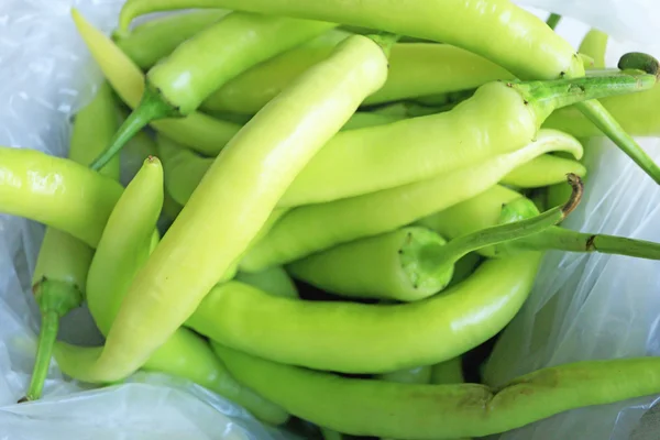 Grön paprika på marknaden — Stockfoto