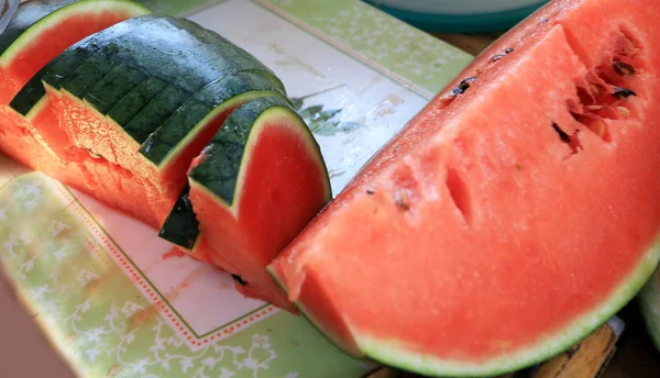 Fruits de pastèque morceaux tranchés sur le sol en bois . — Photo