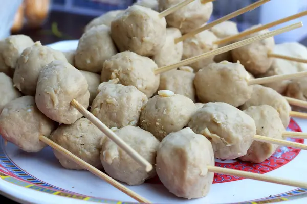 Albóndigas a la parrilla en el mercado —  Fotos de Stock