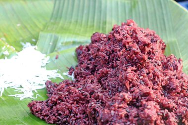 siyah yapışkan pirinç ve muz yaprağı üzerine Hindistan cevizi