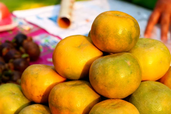 Oranje vruchten op de markt — Stockfoto