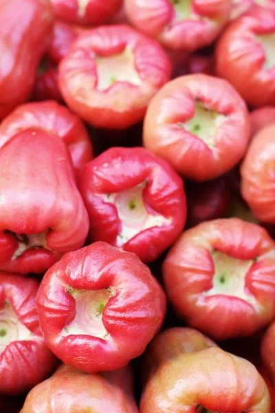 Frutas de maçã rosa no mercado — Fotografia de Stock