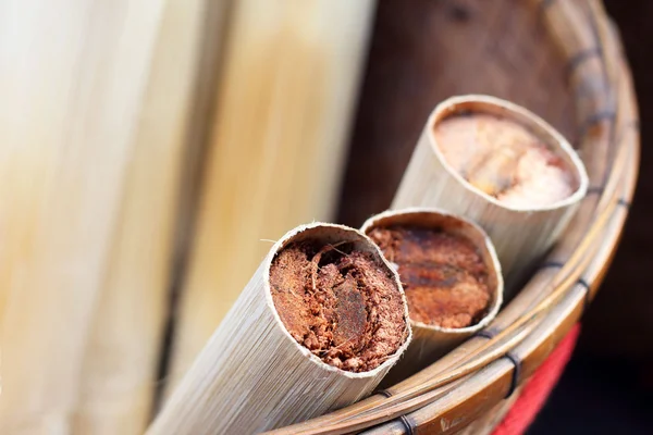 Arroz glutinoso torrado em bambu — Fotografia de Stock