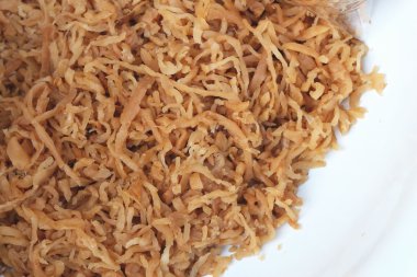 Markette tuzlu turp dilimlenmiş.