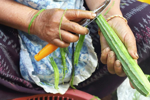 Femme tenant des courgettes fraîches — Photo