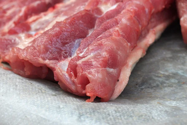 Свежая сырая свинина на рынке — стоковое фото