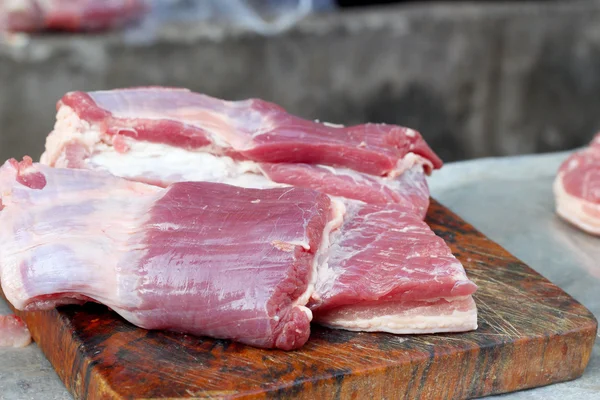 Vers varkensvlees verkoop op de markt — Stockfoto