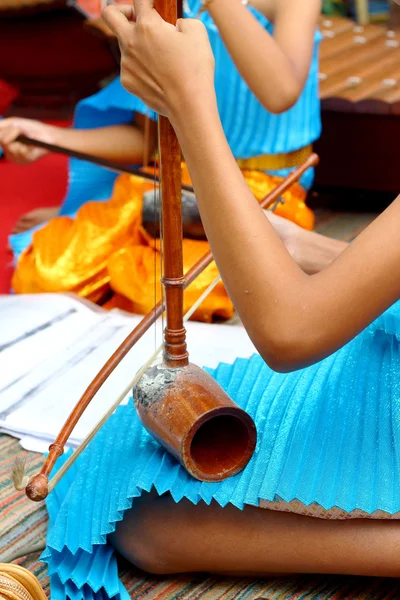女の子は地元のタイ音楽楽器を果たしています。. — ストック写真