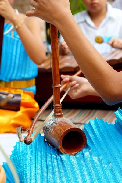 Девушка играет на местном тайском музыкальном инструменте . — стоковое фото