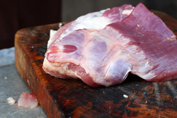 Свежая сырая свинина на рынке — стоковое фото