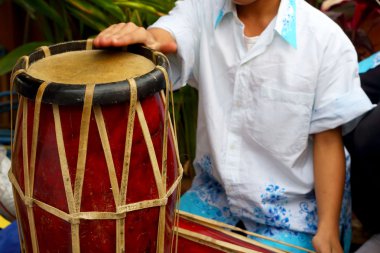 uzun davulcu çocuk müzik Tayland.