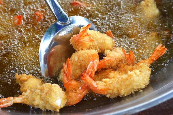 Masakan Jepang Tempura Shrimps goreng di dapur . — Stok Foto