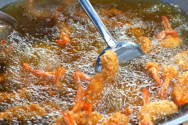 Masakan Jepang Tempura Shrimps goreng di dapur . — Stok Foto