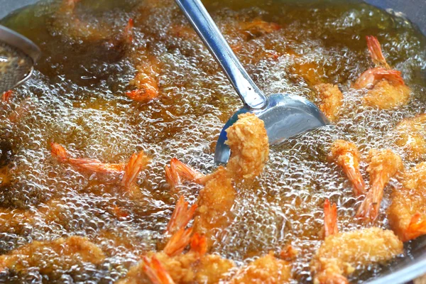 Cozinha japonesa - Camarões Tempura fritos na cozinha . — Fotografia de Stock