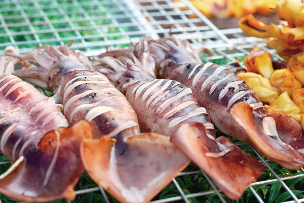 B-b-q grillad bläckfisk på marknaden — Stockfoto
