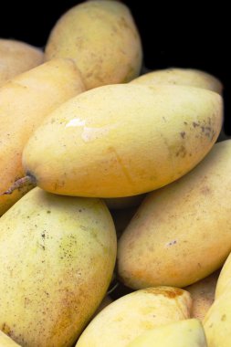 Markette olgun mango