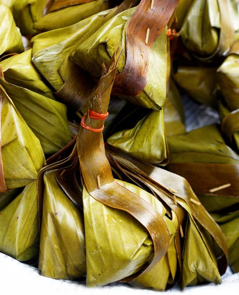 Kokosnoot in bananenbladeren verlaat - dessert thailand — Stockfoto