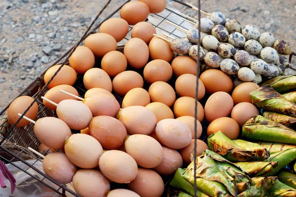 Huevos de pollo a la parrilla en la estufa . —  Fotos de Stock