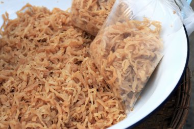 Markette tuzlu turp dilimlenmiş.