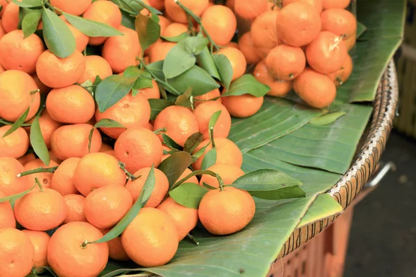 Appelsiinihedelmät markkinoilla — kuvapankkivalokuva