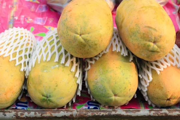 市场上的木瓜果 — 图库照片