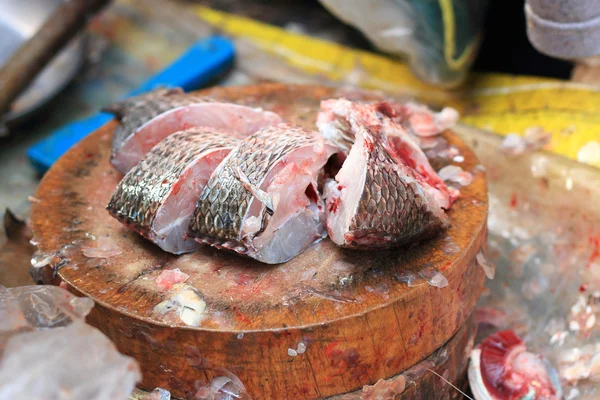 Verse vis op de markt. — Stockfoto