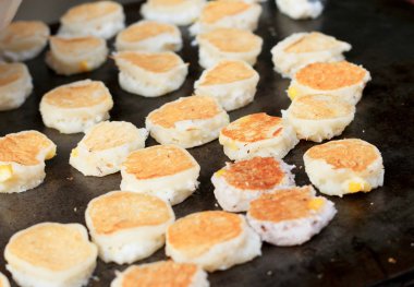 Tayland tatlı, mix un, Hindistan cevizi ve sonra kızarmış.