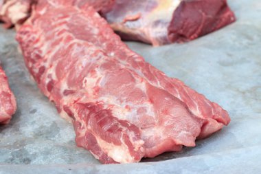 Pazar taze çiğ domuz