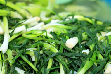 taze soğan ve turşu piyasada. 