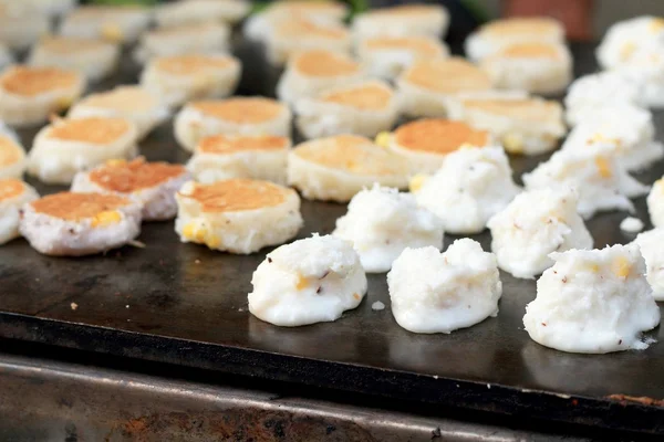 Thailand dessert, mix meel, kokosnoot en vervolgens gebakken. — Stockfoto