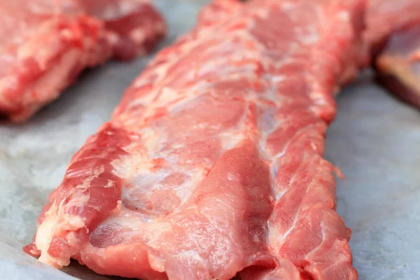 Verse rauwe varkensvlees in de markt — Stockfoto