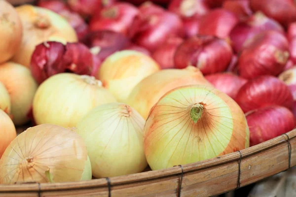 Cipolle e cipolle rosse sul mercato . — Foto Stock
