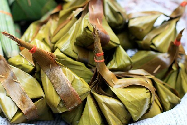 Kokosnuss in Bananenblättern - Dessert Thailand — Stockfoto