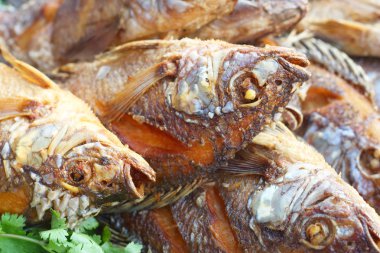 piyasada kızarmış balık